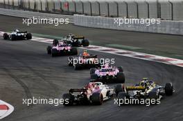Marcus Ericsson (SWE) Sauber C37 and Carlos Sainz Jr (ESP) Renault Sport F1 Team RS18 at the start of the race. 25.11.2018. Formula 1 World Championship, Rd 21, Abu Dhabi Grand Prix, Yas Marina Circuit, Abu Dhabi, Race Day.