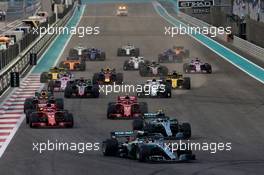 Lewis Hamilton (GBR) Mercedes AMG F1 W09 leads at the start of the race. 25.11.2018. Formula 1 World Championship, Rd 21, Abu Dhabi Grand Prix, Yas Marina Circuit, Abu Dhabi, Race Day.