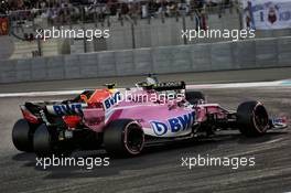 Esteban Ocon (FRA) Racing Point Force India F1 VJM11 and Max Verstappen (NLD) Red Bull Racing RB14 battle for position. 25.11.2018. Formula 1 World Championship, Rd 21, Abu Dhabi Grand Prix, Yas Marina Circuit, Abu Dhabi, Race Day.