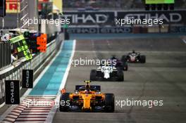 Stoffel Vandoorne (BEL) McLaren MCL33 scatters dropped pit board numbers. 25.11.2018. Formula 1 World Championship, Rd 21, Abu Dhabi Grand Prix, Yas Marina Circuit, Abu Dhabi, Race Day.