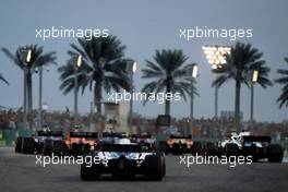 Sergey Sirotkin (RUS) Williams FW41 at the start of the race. 25.11.2018. Formula 1 World Championship, Rd 21, Abu Dhabi Grand Prix, Yas Marina Circuit, Abu Dhabi, Race Day.