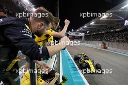 Carlos Sainz Jr (ESP) Renault Sport F1 Team RS18 passes the team at the end of the race. 25.11.2018. Formula 1 World Championship, Rd 21, Abu Dhabi Grand Prix, Yas Marina Circuit, Abu Dhabi, Race Day.
