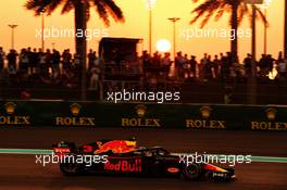 Daniel Ricciardo (AUS) Red Bull Racing RB14. 24.11.2018. Formula 1 World Championship, Rd 21, Abu Dhabi Grand Prix, Yas Marina Circuit, Abu Dhabi, Qualifying Day.