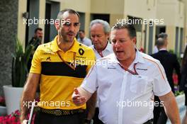(L to R): Cyril Abiteboul (FRA) Renault Sport F1 Managing Director with Zak Brown (USA) McLaren Executive Director. 24.11.2018. Formula 1 World Championship, Rd 21, Abu Dhabi Grand Prix, Yas Marina Circuit, Abu Dhabi, Qualifying Day.