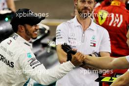 Lewis Hamilton (GBR) Mercedes AMG F1 celebrates his pole position in qualifying parc ferme. 24.11.2018. Formula 1 World Championship, Rd 21, Abu Dhabi Grand Prix, Yas Marina Circuit, Abu Dhabi, Qualifying Day.