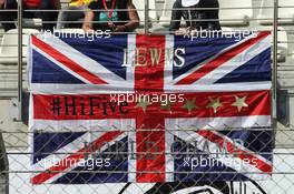 A flag for Lewis Hamilton (GBR) Mercedes AMG F1. 24.11.2018. Formula 1 World Championship, Rd 21, Abu Dhabi Grand Prix, Yas Marina Circuit, Abu Dhabi, Qualifying Day.