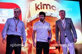 Fernando Alonso (ESP) McLaren with Chase Carey (USA) Formula One Group Chairman (Left) and Sean Bratches (USA) Formula 1 Managing Director, Commercial Operations (Right) at a presentation at possibly his final F1 Grand Prix. 24.11.2018. Formula 1 World Championship, Rd 21, Abu Dhabi Grand Prix, Yas Marina Circuit, Abu Dhabi, Qualifying Day.