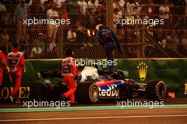 Pierre Gasly (FRA) Scuderia Toro Rosso stopped in qualifying. 24.11.2018. Formula 1 World Championship, Rd 21, Abu Dhabi Grand Prix, Yas Marina Circuit, Abu Dhabi, Qualifying Day.