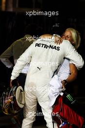 Lewis Hamilton (GBR) Mercedes AMG F1 celebrates his pole position with Angela Cullen (NZL) Mercedes AMG F1 Physiotherapist in qualifying parc ferme. 24.11.2018. Formula 1 World Championship, Rd 21, Abu Dhabi Grand Prix, Yas Marina Circuit, Abu Dhabi, Qualifying Day.