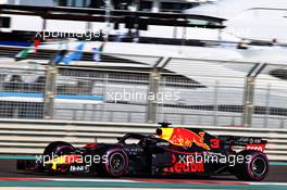 Daniel Ricciardo (AUS) Red Bull Racing RB14. 24.11.2018. Formula 1 World Championship, Rd 21, Abu Dhabi Grand Prix, Yas Marina Circuit, Abu Dhabi, Qualifying Day.