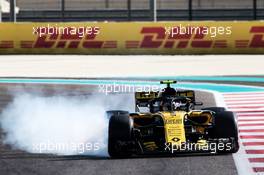 Carlos Sainz Jr (ESP) Renault Sport F1 Team RS18 locks up under braking. 24.11.2018. Formula 1 World Championship, Rd 21, Abu Dhabi Grand Prix, Yas Marina Circuit, Abu Dhabi, Qualifying Day.