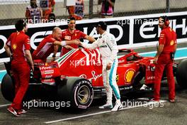 Lewis Hamilton (GBR) Mercedes AMG F1 celebrates his pole position in qualifying parc ferme with members of the Ferrari team. 24.11.2018. Formula 1 World Championship, Rd 21, Abu Dhabi Grand Prix, Yas Marina Circuit, Abu Dhabi, Qualifying Day.