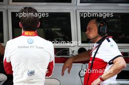 (L to R): Charles Leclerc (MON) Sauber F1 Team with Frederic Vasseur (FRA) Sauber F1 Team, Team Principal. 24.11.2018. Formula 1 World Championship, Rd 21, Abu Dhabi Grand Prix, Yas Marina Circuit, Abu Dhabi, Qualifying Day.