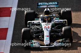 Lewis Hamilton (GBR) Mercedes AMG F1 W09. 24.11.2018. Formula 1 World Championship, Rd 21, Abu Dhabi Grand Prix, Yas Marina Circuit, Abu Dhabi, Qualifying Day.