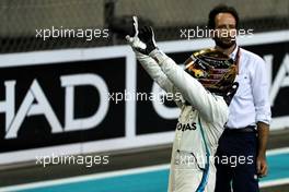 Lewis Hamilton (GBR) Mercedes AMG F1 celebrates his pole position in qualifying parc ferme. 24.11.2018. Formula 1 World Championship, Rd 21, Abu Dhabi Grand Prix, Yas Marina Circuit, Abu Dhabi, Qualifying Day.