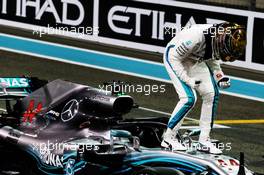 Lewis Hamilton (GBR) Mercedes AMG F1 W09 celebrates his pole position in qualifying parc ferme. 24.11.2018. Formula 1 World Championship, Rd 21, Abu Dhabi Grand Prix, Yas Marina Circuit, Abu Dhabi, Qualifying Day.