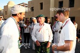 Jackie Stewart (GBR) (Centre) with Billy Monger (GBR) Racing Driver (Right). 24.11.2018. Formula 1 World Championship, Rd 21, Abu Dhabi Grand Prix, Yas Marina Circuit, Abu Dhabi, Qualifying Day.