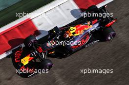 Max Verstappen (NLD) Red Bull Racing RB14. 24.11.2018. Formula 1 World Championship, Rd 21, Abu Dhabi Grand Prix, Yas Marina Circuit, Abu Dhabi, Qualifying Day.
