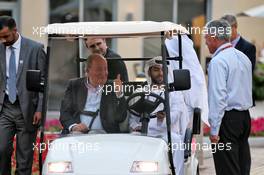 Former Spanish King Juan Carlos with Chase Carey (USA) Formula One Group Chairman. 24.11.2018. Formula 1 World Championship, Rd 21, Abu Dhabi Grand Prix, Yas Marina Circuit, Abu Dhabi, Qualifying Day.