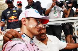 (L to R): Esteban Ocon (FRA) Racing Point Force India F1 Team with Will Smith (USA) Actor on the drivers parade. 25.11.2018. Formula 1 World Championship, Rd 21, Abu Dhabi Grand Prix, Yas Marina Circuit, Abu Dhabi, Race Day.