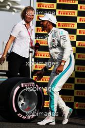 Lewis Hamilton (GBR) Mercedes AMG F1 receives the Pirelli Pole Position Award. 25.11.2018. Formula 1 World Championship, Rd 21, Abu Dhabi Grand Prix, Yas Marina Circuit, Abu Dhabi, Race Day.