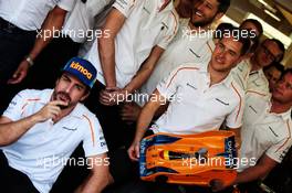 (L to R): Fernando Alonso (ESP) McLaren with Stoffel Vandoorne (BEL) McLaren. 25.11.2018. Formula 1 World Championship, Rd 21, Abu Dhabi Grand Prix, Yas Marina Circuit, Abu Dhabi, Race Day.