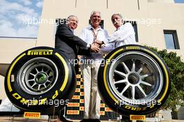 Pirelli extend their partnership with Formula 1 until 2023: (L to R): Jean Todt (FRA) FIA President; Marco Tronchetti Provera (ITA) Pirelli Chairman; Chase Carey (USA) Formula One Group Chairman. 25.11.2018. Formula 1 World Championship, Rd 21, Abu Dhabi Grand Prix, Yas Marina Circuit, Abu Dhabi, Race Day.