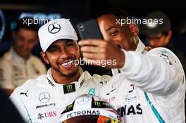 (L to R): Lewis Hamilton (GBR) Mercedes AMG F1 with Will Smith (USA) Actor. 25.11.2018. Formula 1 World Championship, Rd 21, Abu Dhabi Grand Prix, Yas Marina Circuit, Abu Dhabi, Race Day.