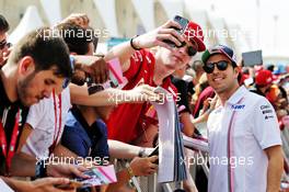 Sergio Perez (MEX) Racing Point Force India F1 Team with fans. 25.11.2018. Formula 1 World Championship, Rd 21, Abu Dhabi Grand Prix, Yas Marina Circuit, Abu Dhabi, Race Day.