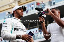 (L to R): Lewis Hamilton (GBR) Mercedes AMG F1 and Will Smith (USA) Actor on the drivers parade. 25.11.2018. Formula 1 World Championship, Rd 21, Abu Dhabi Grand Prix, Yas Marina Circuit, Abu Dhabi, Race Day.