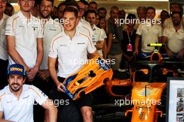 (L to R): Fernando Alonso (ESP) McLaren with Stoffel Vandoorne (BEL) McLaren. 25.11.2018. Formula 1 World Championship, Rd 21, Abu Dhabi Grand Prix, Yas Marina Circuit, Abu Dhabi, Race Day.