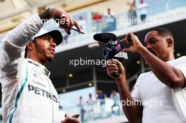 (L to R): Lewis Hamilton (GBR) Mercedes AMG F1 and Will Smith (USA) Actor on the drivers parade. 25.11.2018. Formula 1 World Championship, Rd 21, Abu Dhabi Grand Prix, Yas Marina Circuit, Abu Dhabi, Race Day.