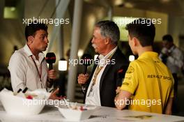 (L to R): Will Buxton (GBR) F1 Digital Presenter with Chase Carey (USA) Formula One Group Chairman and Jack Aitken (GBR) / (KOR) Renault Sport F1 Team Test and Reserve Driver. 25.11.2018. Formula 1 World Championship, Rd 21, Abu Dhabi Grand Prix, Yas Marina Circuit, Abu Dhabi, Race Day.