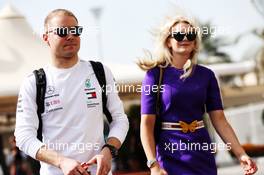 (L to R): Valtteri Bottas (FIN) Mercedes AMG F1 with his wife Emilia Bottas (FIN). 25.11.2018. Formula 1 World Championship, Rd 21, Abu Dhabi Grand Prix, Yas Marina Circuit, Abu Dhabi, Race Day.