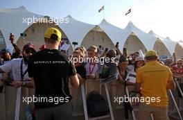 Nico Hulkenberg (GER) Renault Sport F1 Team and Carlos Sainz Jr (ESP) Renault F1 Team  22.11.2018. Formula 1 World Championship, Rd 21, Abu Dhabi Grand Prix, Yas Marina Circuit, Abu Dhabi, Preparation Day.