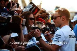 Valtteri Bottas (FIN) Mercedes AMG F1 signs autographs for the fans. 22.11.2018. Formula 1 World Championship, Rd 21, Abu Dhabi Grand Prix, Yas Marina Circuit, Abu Dhabi, Preparation Day.