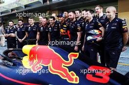 Daniel Ricciardo (AUS) Red Bull Racing at a team photograph. 22.11.2018. Formula 1 World Championship, Rd 21, Abu Dhabi Grand Prix, Yas Marina Circuit, Abu Dhabi, Preparation Day.