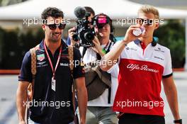 (L to R): Daniel Ricciardo (AUS) Red Bull Racing with Marcus Ericsson (SWE) Sauber F1 Team. 22.11.2018. Formula 1 World Championship, Rd 21, Abu Dhabi Grand Prix, Yas Marina Circuit, Abu Dhabi, Preparation Day.