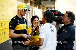 Nico Hulkenberg (GER) Renault Sport F1 Team with the media. 22.11.2018. Formula 1 World Championship, Rd 21, Abu Dhabi Grand Prix, Yas Marina Circuit, Abu Dhabi, Preparation Day.