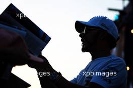 Lewis Hamilton (GBR) Mercedes AMG F1 signs autographs for the fans. 22.11.2018. Formula 1 World Championship, Rd 21, Abu Dhabi Grand Prix, Yas Marina Circuit, Abu Dhabi, Preparation Day.