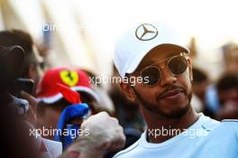 Lewis Hamilton (GBR) Mercedes AMG F1 with fans. 22.11.2018. Formula 1 World Championship, Rd 21, Abu Dhabi Grand Prix, Yas Marina Circuit, Abu Dhabi, Preparation Day.