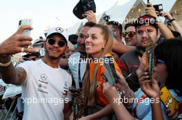 Lewis Hamilton (GBR) Mercedes AMG F1 with fans. 22.11.2018. Formula 1 World Championship, Rd 21, Abu Dhabi Grand Prix, Yas Marina Circuit, Abu Dhabi, Preparation Day.