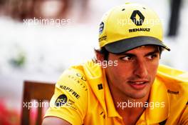 Carlos Sainz Jr (ESP) Renault Sport F1 Team with the media. 22.11.2018. Formula 1 World Championship, Rd 21, Abu Dhabi Grand Prix, Yas Marina Circuit, Abu Dhabi, Preparation Day.