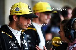 Carlos Sainz Jr (ESP) Renault Sport F1 Team with Jennie Gow (GBR) BBC Radio 5 Live Pitlane Reporter. 19.10.2018. Formula 1 World Championship, Rd 18, United States Grand Prix, Austin, Texas, USA, Practice Day.