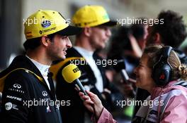 Carlos Sainz Jr (ESP) Renault Sport F1 Team with Jennie Gow (GBR) BBC Radio 5 Live Pitlane Reporter. 19.10.2018. Formula 1 World Championship, Rd 18, United States Grand Prix, Austin, Texas, USA, Practice Day.