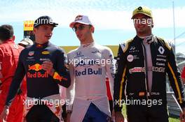 Max Verstappen (NLD) Red Bull Racing RB14 with Pierre Gasly (FRA) Scuderia Toro Rosso and Carlos Sainz Jr (ESP) Renault Sport F1 Team RS18. 21.10.2018. Formula 1 World Championship, Rd 18, United States Grand Prix, Austin, Texas, USA, Race Day.
