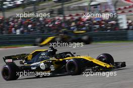 Nico Hulkenberg (GER) Renault Sport F1 Team RS18 leads Carlos Sainz Jr (ESP) Renault Sport F1 Team RS18. 21.10.2018. Formula 1 World Championship, Rd 18, United States Grand Prix, Austin, Texas, USA, Race Day.