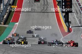 Kimi Raikkonen (FIN) Ferrari SF71H and Lewis Hamilton (GBR) Mercedes AMG F1 W09 battle for the lead at the start of the race. 21.10.2018. Formula 1 World Championship, Rd 18, United States Grand Prix, Austin, Texas, USA, Race Day.