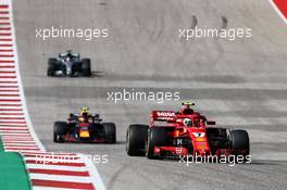 Kimi Raikkonen (FIN) Ferrari SF71H leads Max Verstappen (NLD) Red Bull Racing RB14 and Lewis Hamilton (GBR) Mercedes AMG F1 W09. 21.10.2018. Formula 1 World Championship, Rd 18, United States Grand Prix, Austin, Texas, USA, Race Day.