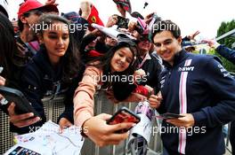 Esteban Ocon (FRA) Racing Point Force India F1 Team with fans. 20.10.2018. Formula 1 World Championship, Rd 18, United States Grand Prix, Austin, Texas, USA, Qualifying Day.